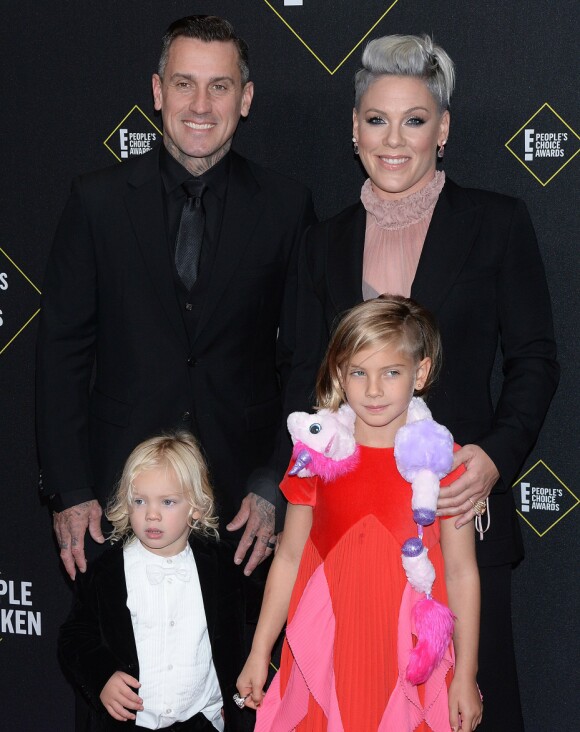 FAMILIEN: Her er Pink avbildet sammen med ektemannen Carey Heart, datteren Willow Sage og sønnen Jameson Moon Hart i november i fjor. Foto: NTB Scanpix FAMILIEN: Her er Pink avbildet sammen med ektemannen Carey Heart, datteren Willow Sage og sønnen Jameson Moon Hart i november i fjor. Foto: NTB Scanpix